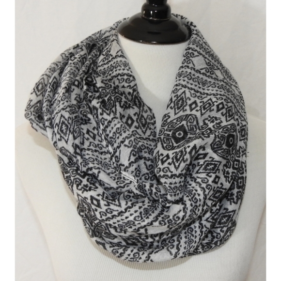 Accessories - ✨️ Black and‎ White Print Infinity Scarf
